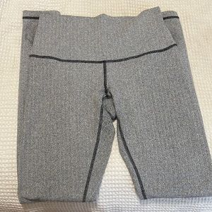 Lululemon gray wunder unders with a chevron print size 8